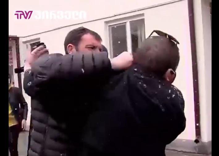 გარდაცვლილი მედდის მეუღლე კლინიკის თანამშრომლებს დაუპირისპირდა - კადრები ახალციხიდან