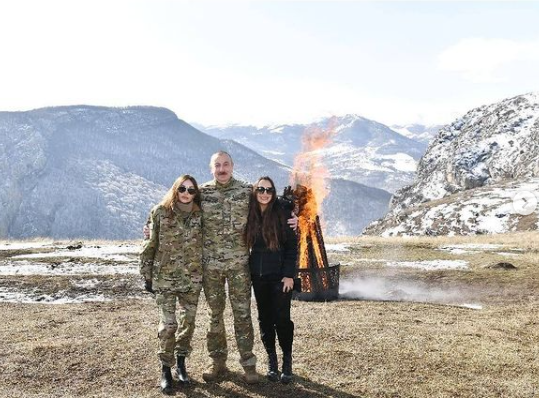 ალიევი მეუღლესთან და ქალიშვილთან ერთად ნოვრუზ ბაირამს აღნიშნავს - რა ფოტოებს ავრცელებს პრეზიდენტის ოჯახი მთიანი ყარაბაღიდან