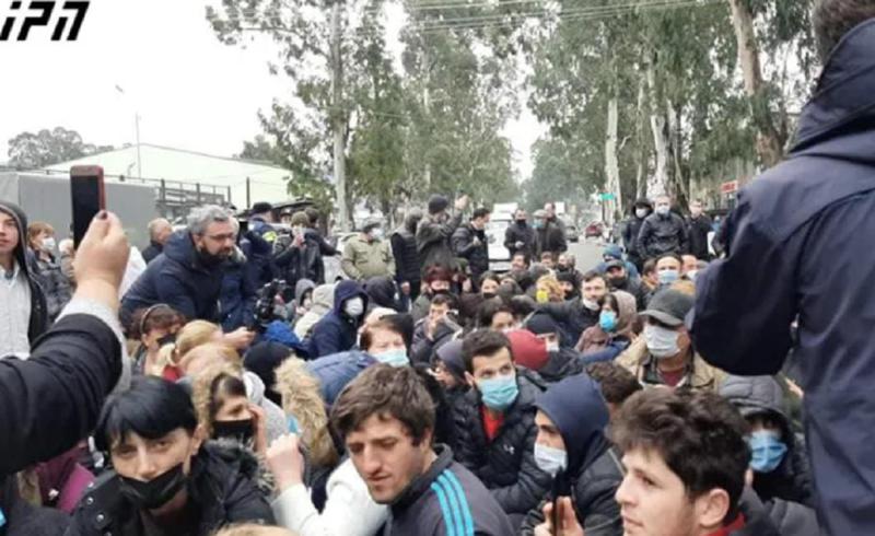 ე.წ. ოცნების ქალაქის მცხოვრებლებმა საცხოვრებელი ფართებით დაკმაყოფილების მოთხოვნით გზა გადაკეტეს