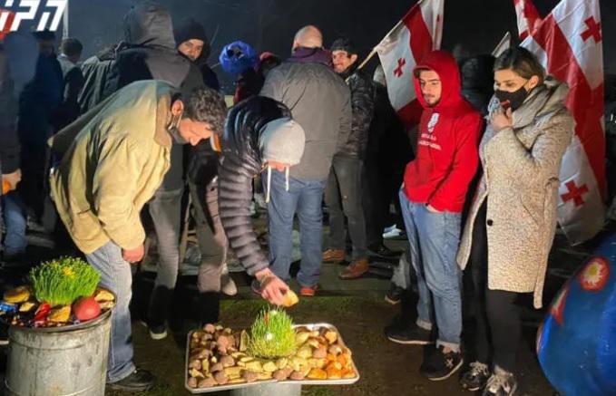 მარნეულში სამოქალაქო აქტივისტები ე.წ. კომენდანტის საათს არღვევენ - ისინი სადღესასწაულო რიტუალს ასრულებენ