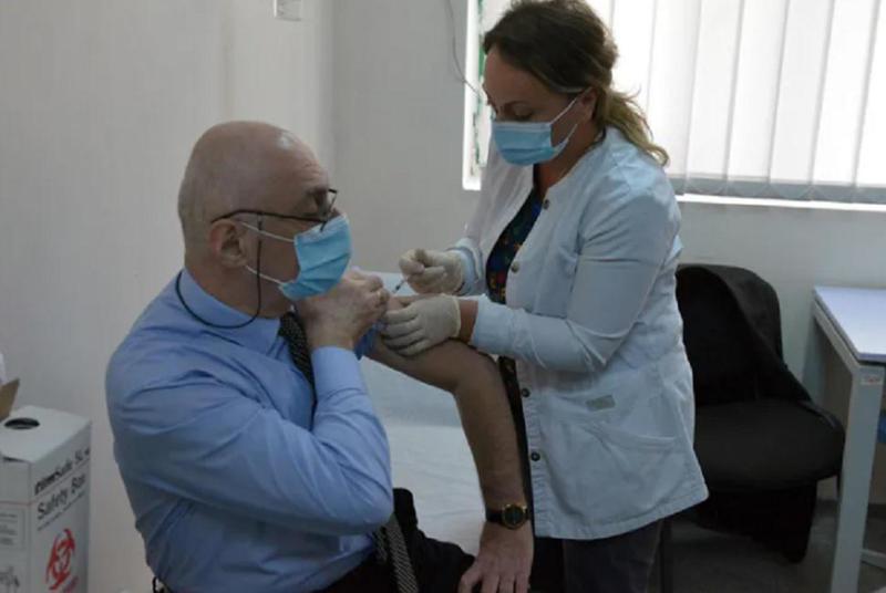 "ვაქცინაცია არის აბჯარი, იმუნური სისტემის გაძლიერება" - ლადო კახაძე "ასტრაზენეკას" ვაქცინით აიცრა