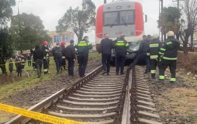 ზუგდიდი-თბილისის მატარებელი ავტომანქანას შეეჯახა