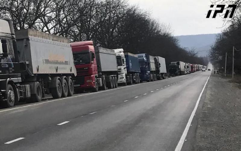 საქართველო-რუსეთის საზღვარზე სატვირთო მანქანების მძღოლებს შორის კონფლიქტს მკვლელობა მოჰყვა - რა ინფორმაციას ავრცელებს რუსული მედია