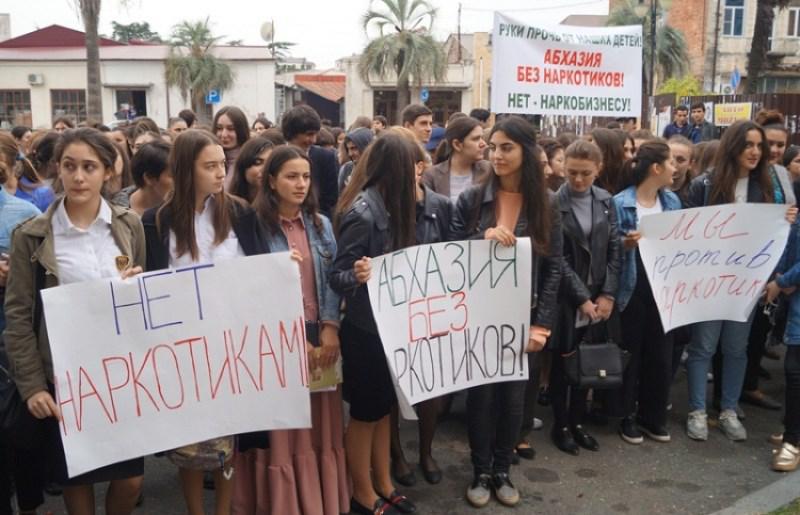 "ვითომ მეტადონის პროგრამაში იყო ჩართული და მისი კვალი ოჩამჩირის სკოლებში აღმოაჩინეს" - რას წერენ აფხაზები გალში დაკავებულ ნარკოდამნაშავეებზე?