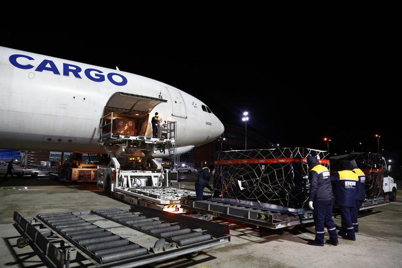 Pfizer​-ის ვაქცინა საქართველოშია - თვითმფრინავი თბილისში გვიან ღამით ჩამოფრინდა (კადრები აეროპორტიდან)