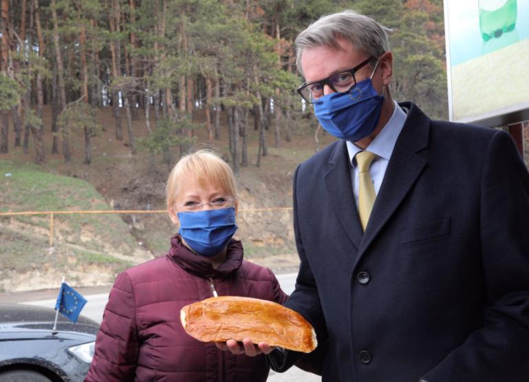 "დიდი მადლობა ხაშურსა და სურამს" - რა ფოტოებს აქვეყნებს ევროკავშირის ელჩი "ტვიტერზე"?