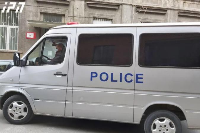 საგამოძიებო მოქმედებები მიმდინარეობს ჯავახიშვილის ქუჩაზე, სადაც 85 წლამდე ქალი გარდაცვლილი იპოვეს