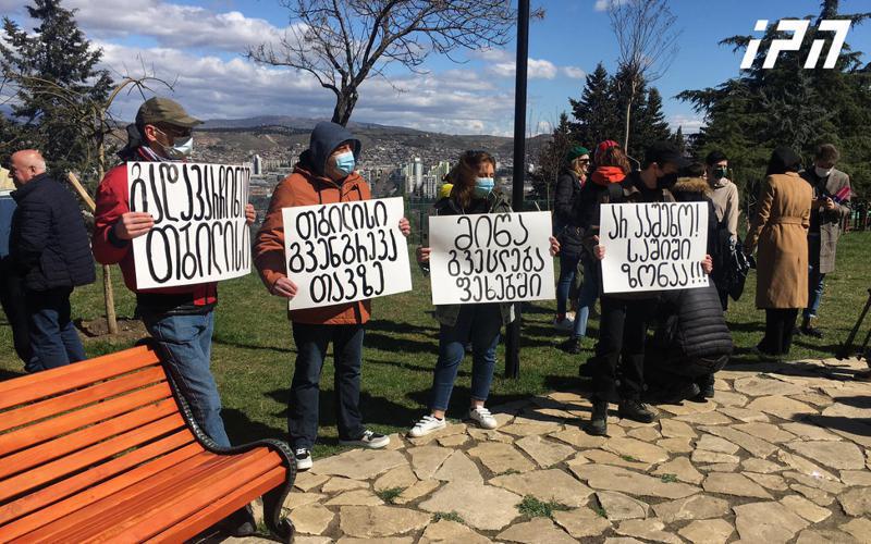 "თბილისი გვენგრევა თავზე", "მიწა გვეცლება ფეხებში", "არ ააშენო, საშიში ზონაა" - მოსახლეობამ ვაშლიჯვარში მშენებლობების შეჩერების მოთხოვნით აქცია გამართა