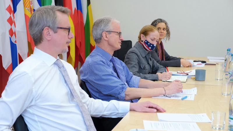 კრისტიან დანიელსონი საქართველოში ევროკავშირისა და აშშ-ის ელჩებს ხვდება