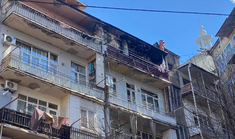 პეკინზე, საცხოვრებელ ბინაში ხანძარი გაჩნდა - ადგილზე 6 სახანძრო ეკიპაჟი მუშაობდა