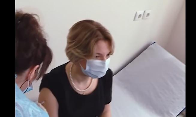 ნინო ლომჯარია "ასტრაზენეკას" ვაქცინით საჯაროდ აიცრა