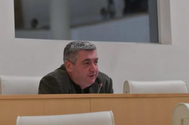 "ზოგჯერ, როცა როგორც მაჟორიტარი დეპუტატი რაღაც საკითხზე ვრეკავ და გადაჭრას ვითხოვ, ისე მელაპარაკებიან, თითქოს პირად საკითხებზე ვრეკავ!" - კახიშვილი