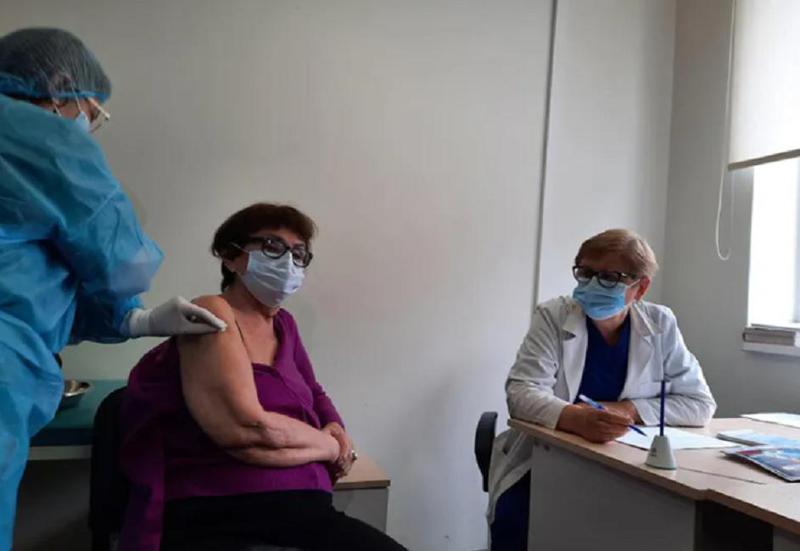 კინორეჟისორი ლანა ღოღობერიძე Pfizer-ის ვაქცინით აიცრა