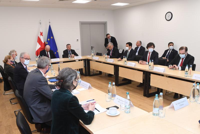 კრისტიან დანიელსონი "ოცნებისა" და ოპოზიციის ლიდერებს გაერთიანებულ ფორმატში ხვდება