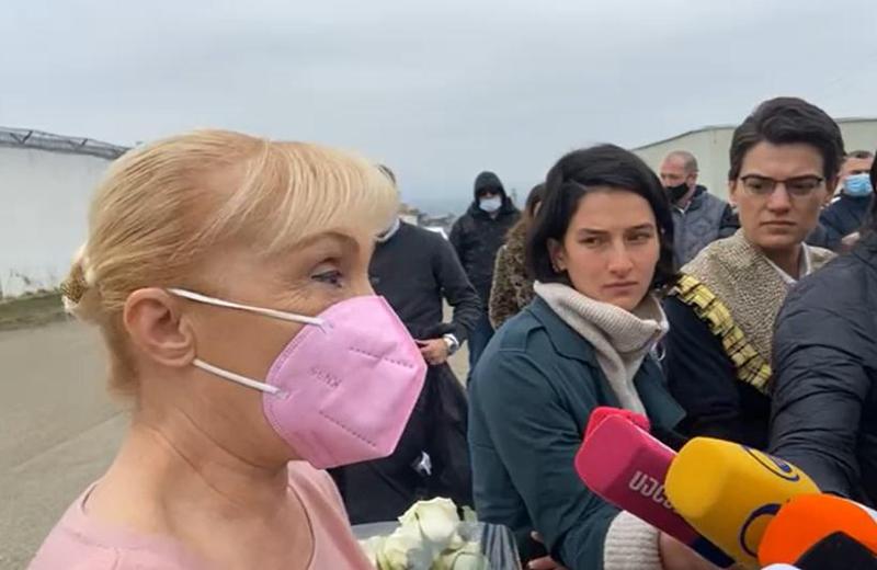 "ჩემი გული დავტოვე სასჯელაღსრულების დაწესებულებაში, რადგან იქ ჩემი დაა" - რუსუდან კერვალიშვილმა ციხე დატოვა (კადრები ადგილიდან)