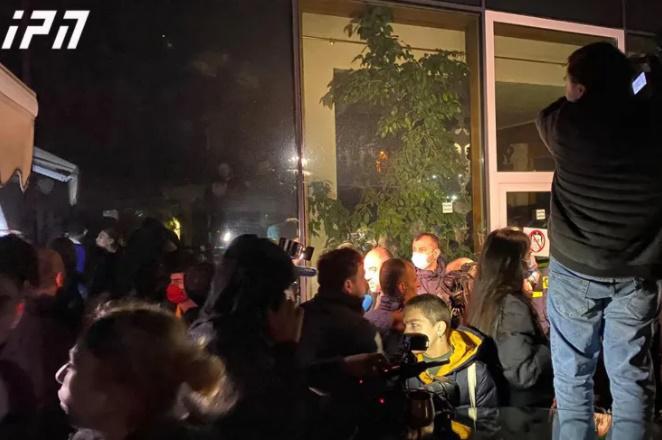 სამოქალაქო აქტივისტებმა ელექტროენერგია გაუთიშეს სასტუმროს, სადაც ვლადიმერ პოზნერი მეგობრებთან ერთად იმყოფება