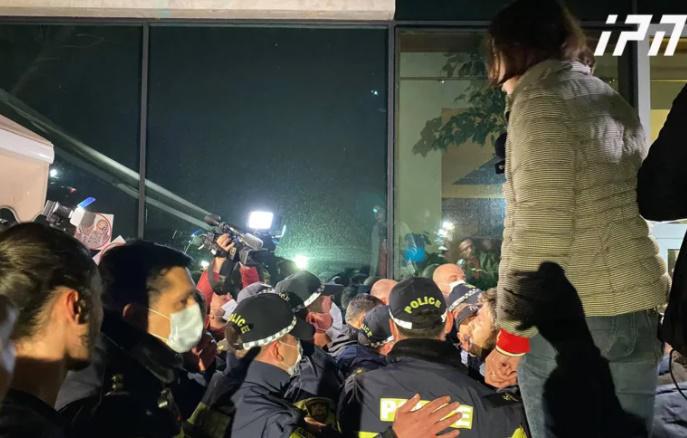 დაპირისპირებაა სასტუმროსთან, სადაც ვლადიმერ პოზნერი იმყოფება და სამოქალაქო აქტივისტები აქციას მართავენ