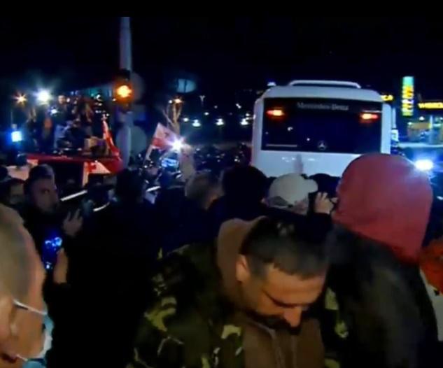 ვლადიმერ პოზნერმა და რუსმა შოუმენებმა სასტუმრო შეძახილების ფონზე დატოვეს