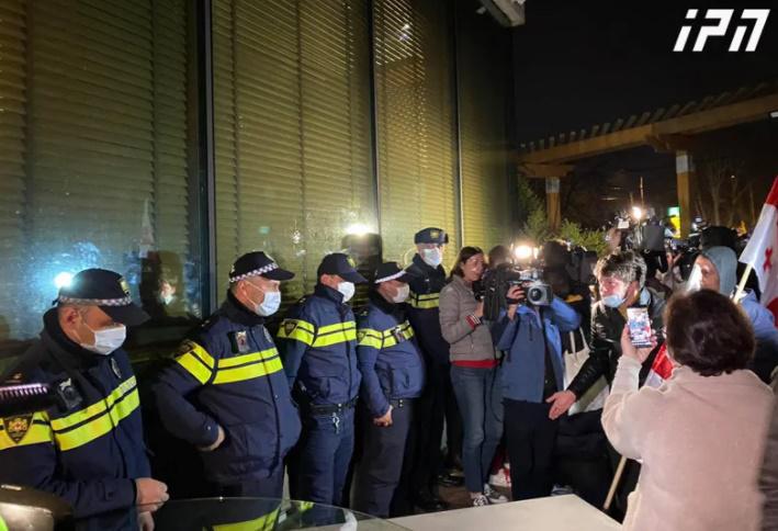 პოლიცია იმ ობიექტზე შედის, სადაც ვლადიმერ პოზნერი მეგობრებთან ერთად იმყოფება - რა ვითარებაა ადგილზე?