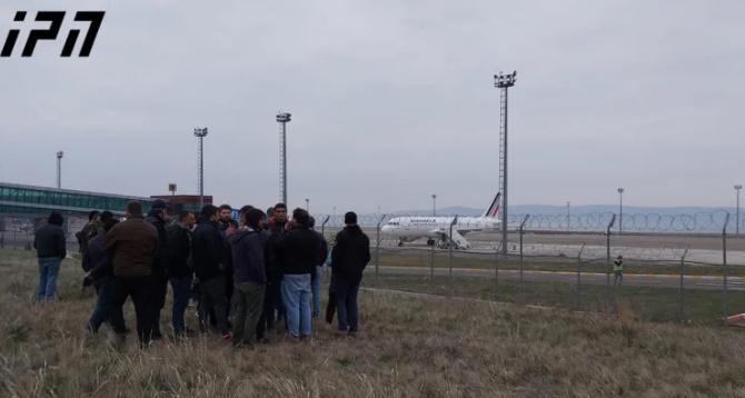 აქტივისტების ინფორმაციით, ვლადიმერ პოზნერი და მისი სტუმრები თვითმფრინავში ჩასხდნენ