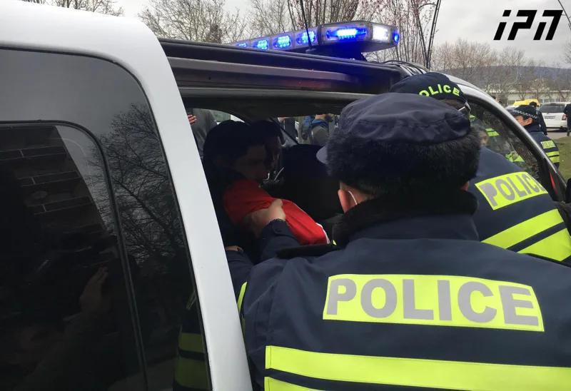 "ქართული ოცნების" ცენტრალურ ოფისთან 12 პირი დააკავეს - შსს