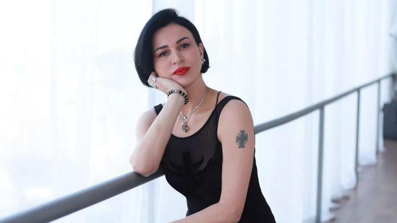 "ვიხრჩობი უკვე ამ ქვეყანაში ცხოვრებით! მახრჩობს გაუთავებელი ტყუილი და უიმედობა! მეშინია ჩემი შვილების მომავლის!" - თეა დარჩია