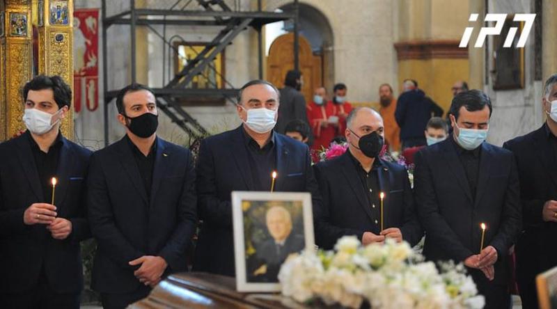 ფოტოები სამების ტაძრიდან, სადაც ანზორ ერქომაიშვილის პანაშვიდი მიმდინარეობს