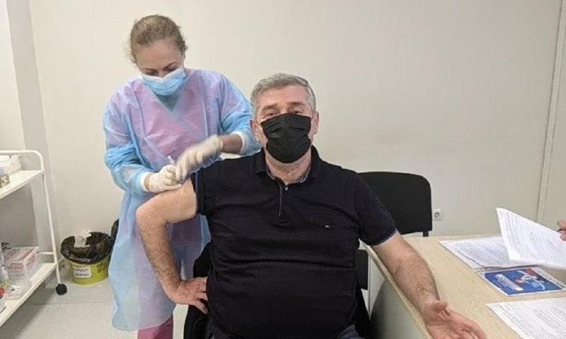 "ასაკობრივი ნიშნით, წესისა და რიგის მიხედვით ვაქცინირებულ არს" - დავით აქუბარდიამ კორონავირუსის საწინააღმდეგო ვაქცინა მიიღო