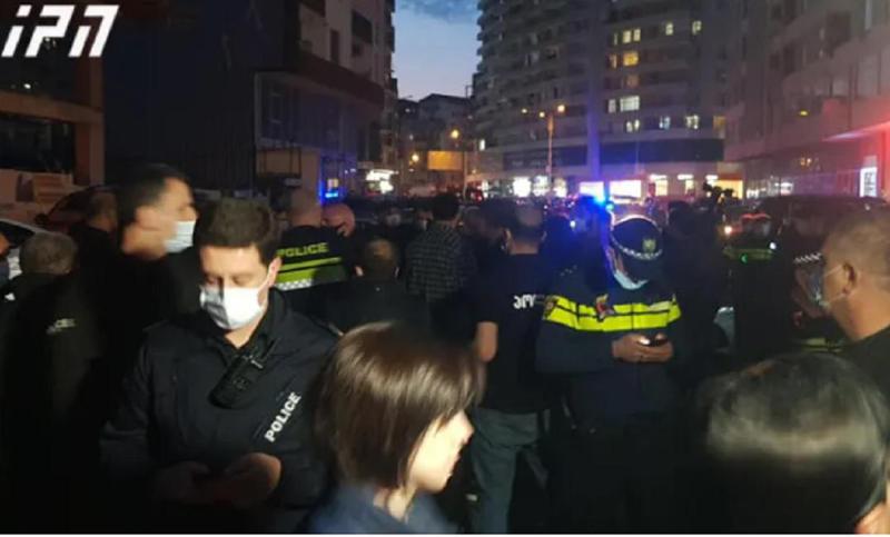 ბათუმში "ნაციონალური მოძრაობისა“ და "ქართული ოცნების“ აქტივისტები ერთმანეთს დაუპირისპირდნენ