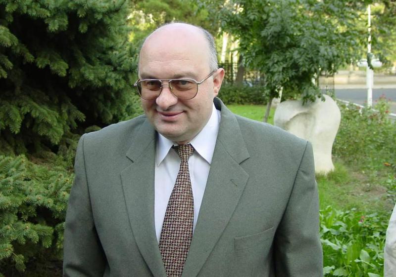 "ეს დღეებია იმატებს ავადმყოფთა რიცხვი. არ ვმალავ, მეშინია, რომ კიდევ ბევრ თანაქალაქელს დავკარგავ. აცრა, პირბადე და რეგულაციები - მხოლოდ ეს საშუალება გვაქვს!" - ექიმი დავით გადელია