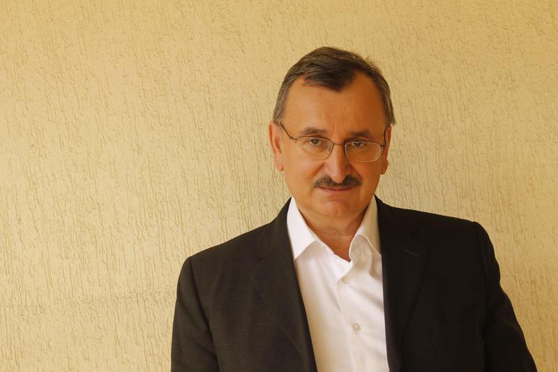 "ასეთი ტემპით 4 წელიწადი მოვუნდებით მოსახლეობის თუნდაც ნახევრის აცრას...ანტიჩინური ისტერია ვნებს მთლიანად აცრის კამპაანიას" - რომან გოცირიძე