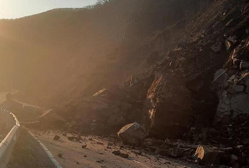 ქუთაისი-ალპანა-მამისონის გზაზე დიდი მოცულობის კლდე ჩამოიშალა - რა ვითარებაა ამ დროისთვის ადგილზე