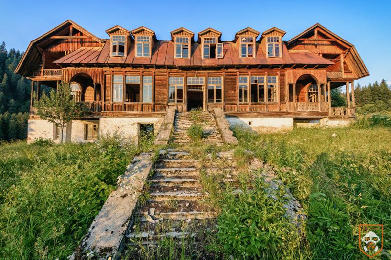 სტალინის დროს აშენებული სამხედრო სანატორიუმი შოვში, სადაც საბჭოთა ჯარის მაღალჩინოსნები ისვენებდნენ - ულამაზესი შენობის ისტორია