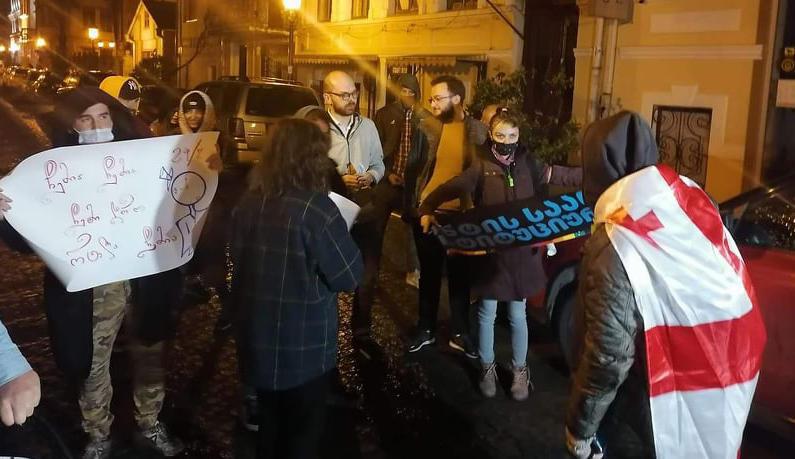 "სირცხვილიას" აქცია - მსვლელობა ბათუმში - სამოქალაქო აქტივისტები ე.წ. კომენდანტის საათს არღვევენ