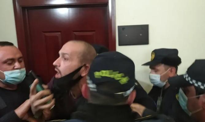 ქუთაისის მერის კაბინეტში მყოფი ჟურნალისტი მერთან შეხვედრას ითხოვს და აცხადებს, რომ თუ მერი არ შეხვდება, შიმშილობას დაიწყებს