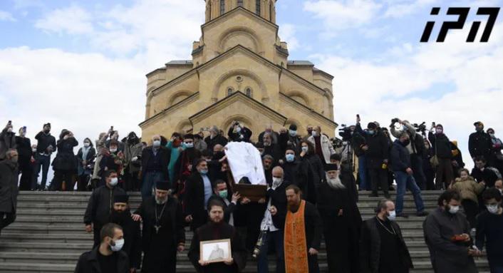 გურამ დოჩანაშვილი სამების ტაძრიდან ტაშით გააცილეს