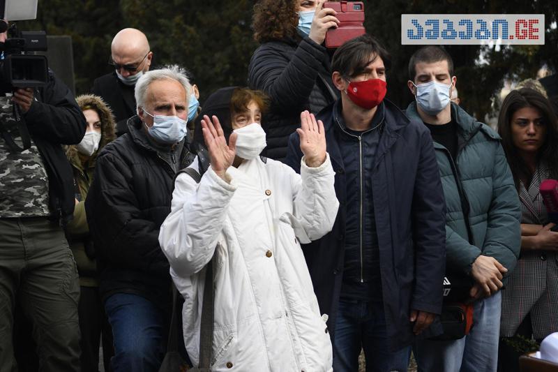დღის ფოტო - როგორ დაემშვიდობა მეუღლე გურამ დოჩანაშვილს
