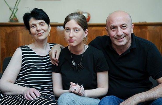 "ვმალავდით, რომ ზურა ჩვენი მამაა: არ გვინდოდა, ვინმეს ეფიქრა, რომ რამით გამორჩეულები ვიყავით" - როგორ იხსენებს დოიჯაშვილს ქალიშვილი?