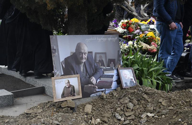 გურამ დოჩანაშვილი საბურთალოს სასაფლაოზე, შვილის გვერდით დაკრძალეს