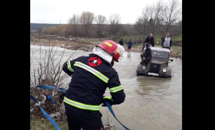 ხაშურში მოქალაქეეები მანქანით მდინარაზე გადასვლას ცდილობდნენ, რა დროსაც წყალში ჩარჩნენ - ისინი მაშველებმა გამოიყვანეს