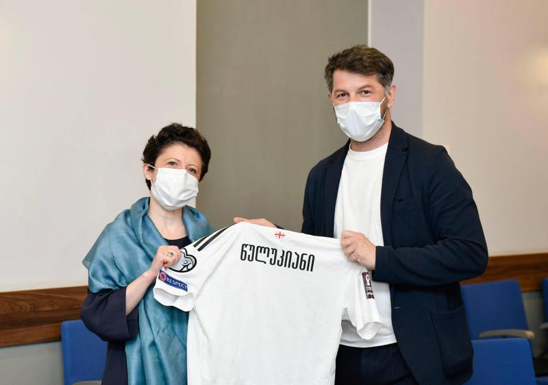 თეა წულუკიანი ეროვნული საფეხბურთო ნაკრების მაისურით - რაზე ისაუბრეს შეხვედრისას ლევან კობიაშვილმა და კულტურისა და სპორტის მინისტრმა?