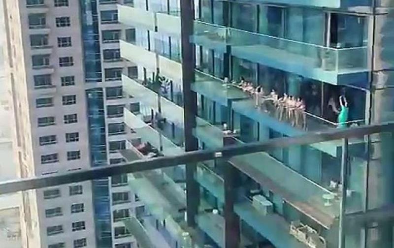 გოგონებს, რომლებიც დუბაიში, სასტუმროს აივანზე შიშვლები იღებდნენ ფოტოებს, გაადეპორტებენ - რა გაგრძელება მოჰყვა სკანდალურ ფოტოსესიას