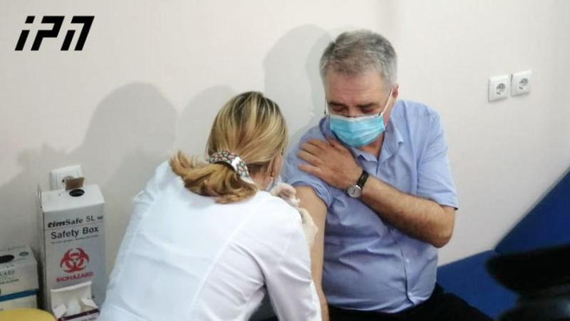 დავით სერგეენკო "ასტრაზენეკას" ვაქცინით საჯაროდ აიცრა - "ეს ერთადერთი სწორი გზაა"