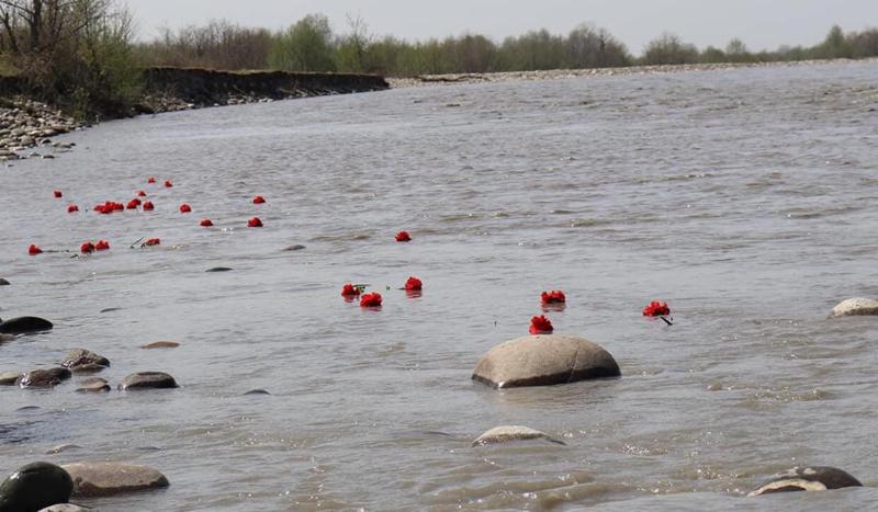 დღის ფოტო: მიხაკები ენგურზე - დაღუპული აფხაზების ხსოვნას შამგონაში პატივი მიაგეს