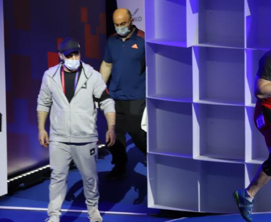 მოსკოვში მიმდინარე ძალოსანთა ჩემპიონატი და გიორგი ასანიძე 9 აპრილის წარწერიანი სამკლაურით (ფოტო)