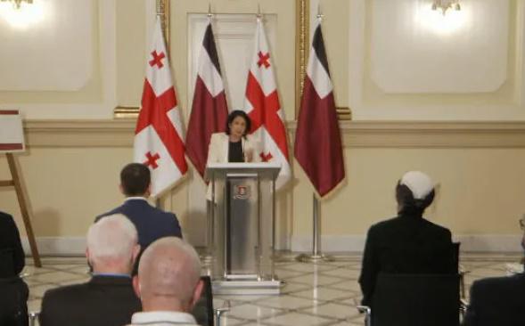 "პარტიების ნაწილი ნახევარი საათის წინ მოდიოდა და ბოლო წუთში რაღაც მოხდა..." - პრეზიდენტის მიწვევის მიუხედავად ოპოზიცია ღონისძიებაზე არ მივიდა