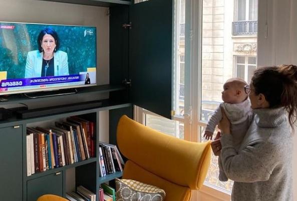 "პირველად უსმენს ბებიას პარლამენტში" - სალომე ზურაბიშვილი "ინსტაგრამზე" შვილიშვილის ახალ ფოტოს აქვეყნებს