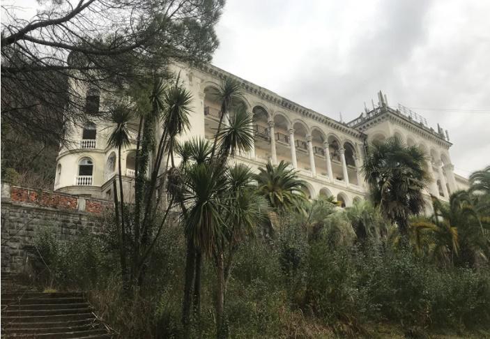 "აქ ყველაფერი ლამაზია... ადამიანის ხელმა კი, მის დამახინჯებაზე ისე იზრუნა, როგორც შეძლო" - მიტოვებული აფხაზეთი და მისტიური ადგილები რუსი ჟურნალისტის ობიექტივში