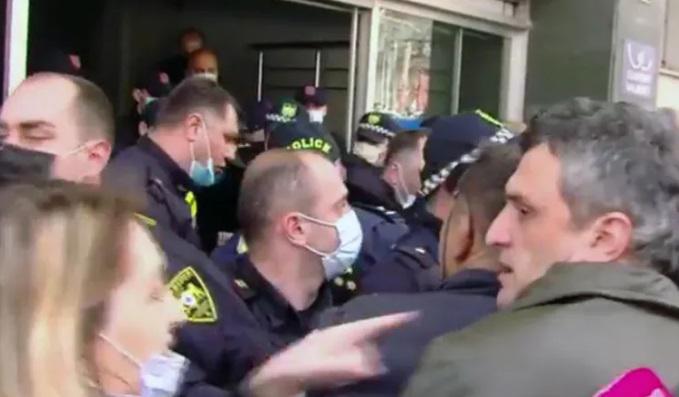 ფიზიკური დაპირისპირება აფხაზეთის ავტონომიური რესპუბლიკის უმაღლეს საბჭოსთან - დაკავებულია რამდენიმე აქტივისტი