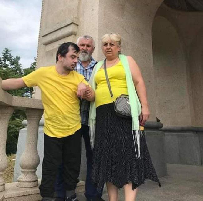 "ყოველი ახალი ეკლესია-მონასტრის მოლოცვის შემდეგ, ჯაბა ფიზიკურად და გონებრივად უკეთესობისკენ იცვლება" - პილიგრიმობა შვილის დასახმარებლად